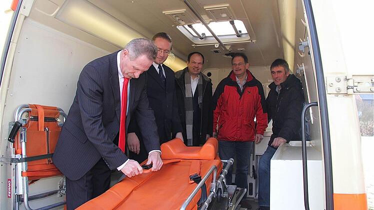 Bürgermeister Reinhard Hallhuber (von links) testet mit Bereitschaftsleiter Stefan Meierl, Gemeinderat Klaus Kaufmann (CSU / FWG), Eigenheim-Vorsitzendem Bernd Rieger und dem Feldgeschworenen-Obmann Wolfgang Brand den neuen Rettungswagen. Fotos: Gerd Schaar
