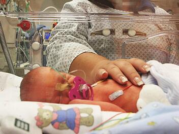 Ganz wichtig für Frühchen ist der Körperkontakt zu den Eltern. Im Klinikum wird viel Wert auf das sogenannte Bonding (die Bindung zu Mutter und Vater) gelegt. Fotos: Christiane Lehmann