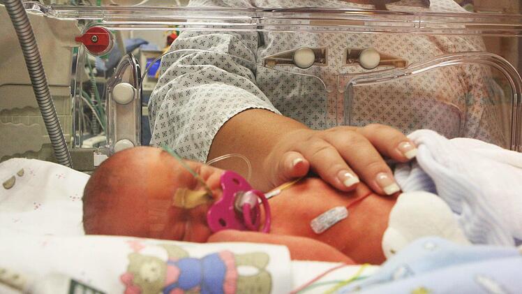 Ganz wichtig für Frühchen ist der Körperkontakt zu den Eltern. Im Klinikum wird viel Wert auf das sogenannte Bonding (die Bindung zu Mutter und Vater) gelegt. Fotos: Christiane Lehmann