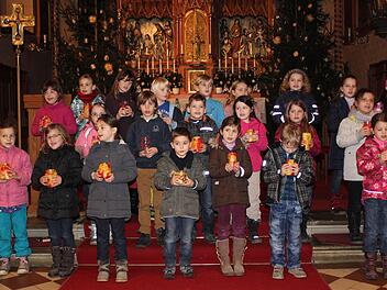 Mit Lichtern in der Hand sangen die Hetzleser Grundschüler. Fotos: Karl-Heinz Frank