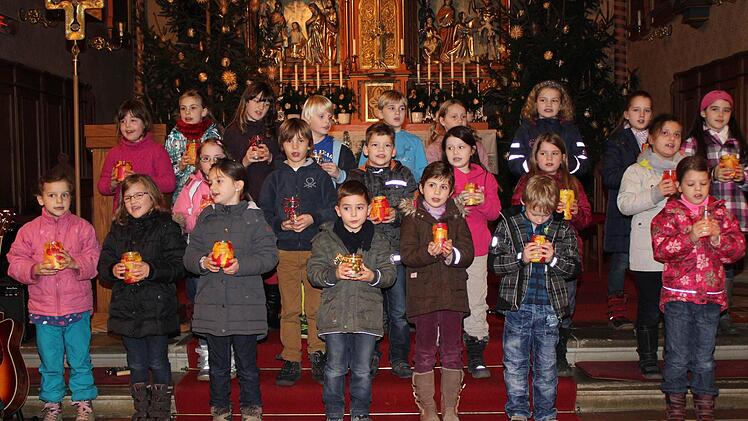 Mit Lichtern in der Hand sangen die Hetzleser Grundschüler. Fotos: Karl-Heinz Frank