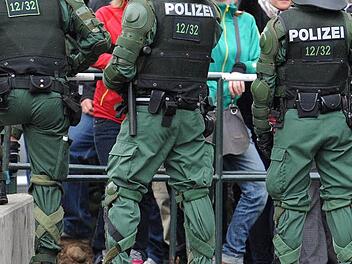 17 000 Polizisten sollen in Elmau für die Sicherheit beim G7-Gipfel sorgen. Darunter sind auch Beamte aus den beiden Inspektionen im Landkreis Haßberge. Sie müssen auch mit solchen Situationen rechnen, wie sie unser Archivbild aus Schweinfurt zeigt.  Foto: David Ebener/dpa