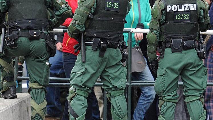 17 000 Polizisten sollen in Elmau für die Sicherheit beim G7-Gipfel sorgen. Darunter sind auch Beamte aus den beiden Inspektionen im Landkreis Haßberge. Sie müssen auch mit solchen Situationen rechnen, wie sie unser Archivbild aus Schweinfurt zeigt.  Foto: David Ebener/dpa