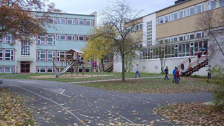 Handwerker werden in den nächsten beiden Jahren in und um die Johannes-Petri-Schule anzutreffen sein.  Foto: Winfried Ehling