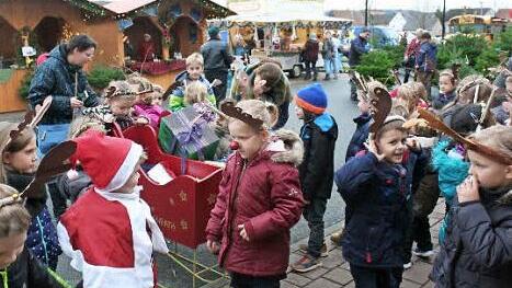 Der Kindergarten Frensdorf hat mit der Firma Murk eine Nähpatenschaft. Die Kleinen durften auf der Bühne spielen.
