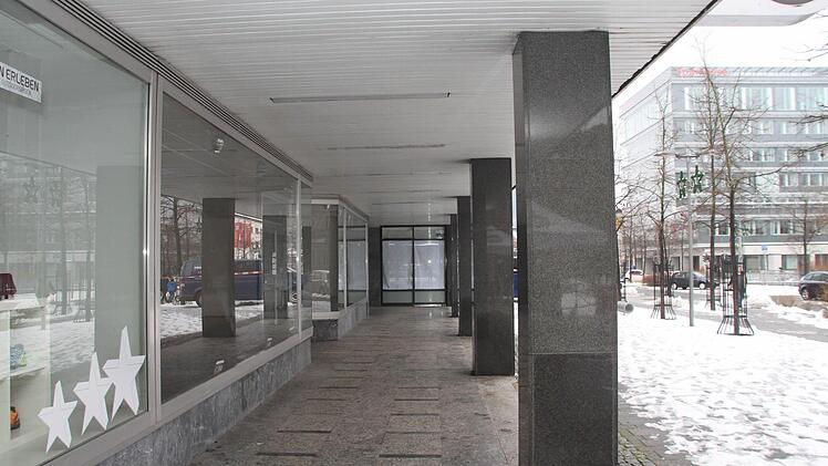 Die Ladenpassage in der Fritz-Hornschuch-Straße ist verwaist. Das Fahrradgeschäft, der Friseur und Optik Fielmann sind umgezogen. Nur das Sportgeschäft "Downstairs" ist dem Standort treu geblieben.