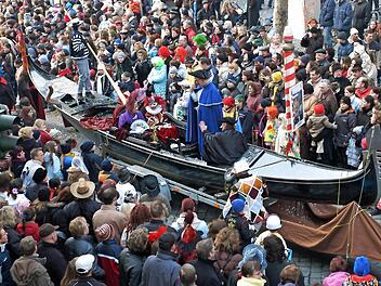 Buntes Treiben beim Faschingsumzug in der Bamberger Innenstadt (hier von 2015): Da gr&uuml;&szlig;t schon auch mal Venedig. Foto: Archiv
