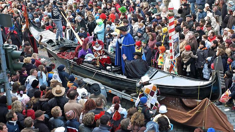 Buntes Treiben beim Faschingsumzug in der Bamberger Innenstadt (hier von 2015): Da gr&uuml;&szlig;t schon auch mal Venedig. Foto: Archiv