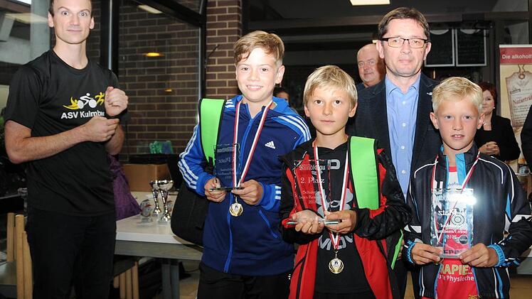 Siegerehrung BR-Schülerlauf: Von links Simon Moritz vom ausrichtenden ASV Kulmbach, Bastian Breitenfelder (ATS Kulmbach Leichtathletik/3.), Julian Menger (SGB Stadtsteinach/2.), BR-Redaktionsleiter Alexander Müller und Elias Hückmann (ATS Kulmbach/1.). Foto: Michael Kraus