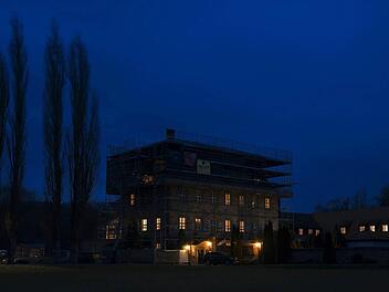 Bereits Ende 2002 war den Kontrolleuren des Medizinischen Dienstes (MDK) die miese Pflege in der Seniorenresidenz Schloss Gleusdorf in Untermerzbach bekannt. Nun gibt es Erzählungen über einen weiteren mysteriösen Todesfall. Foto: Nicolas Armer/dpa