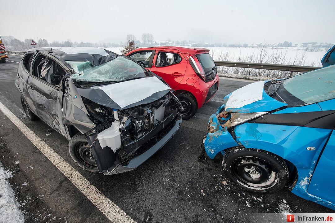 Zusammenstoß mit Autotransporter - Frau nach Unfall in der Oberpfalz in Lebensgefahr