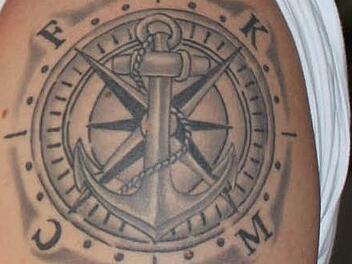 Christoph H&auml;ckers Tattoo. Bei der Sinnzeit in Knetzgau erkl&auml;rte die Symbolik.