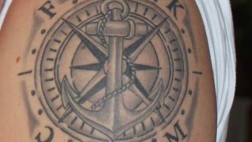 Christoph H&auml;ckers Tattoo. Bei der Sinnzeit in Knetzgau erkl&auml;rte die Symbolik.