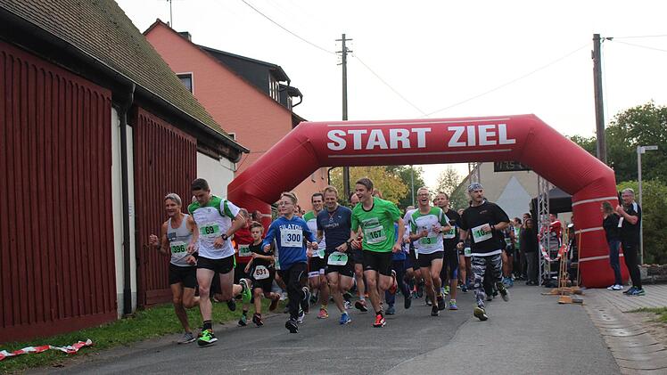 Theo Schell (Nr. 167) hatte schon beim Start große Freude. Eine gute halbe Stunde später lief er als Erster über die Ziellinie. Yannick Hupfer