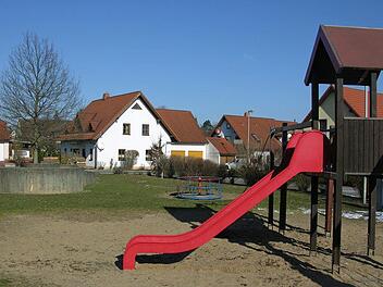 Im jetzigen Nutzungsformat soll die Spiel- und Erholungsanlage an der Henneberger Straße mit Brunnenanlage und Grünfläche erhalten bleiben. Das entschied der Bau- und Umweltausschuss. Foto: Klaus Oelzner