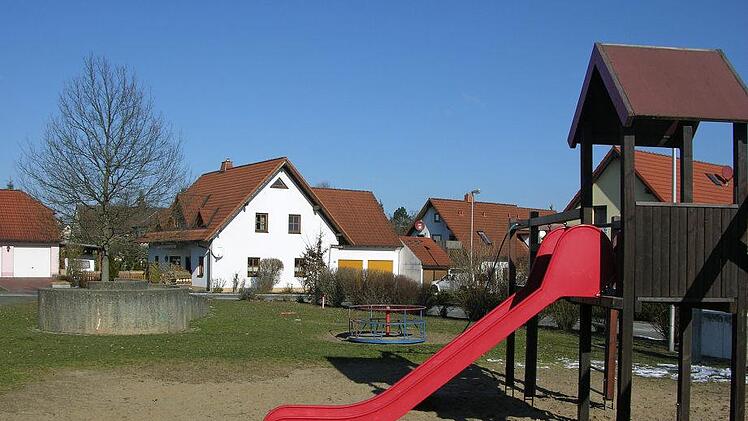 Im jetzigen Nutzungsformat soll die Spiel- und Erholungsanlage an der Henneberger Straße mit Brunnenanlage und Grünfläche erhalten bleiben. Das entschied der Bau- und Umweltausschuss. Foto: Klaus Oelzner