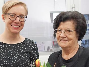 Diplom-Pflegewirtin Kathrin Glaubrecht (links) stellte die Leistungen und Angebote des Pflegestützpunkts Haßberge vor; rechts stellvertretende VdK-Kreisvorsitzende Elfriede Kerker Foto: Sabine Weinbeer