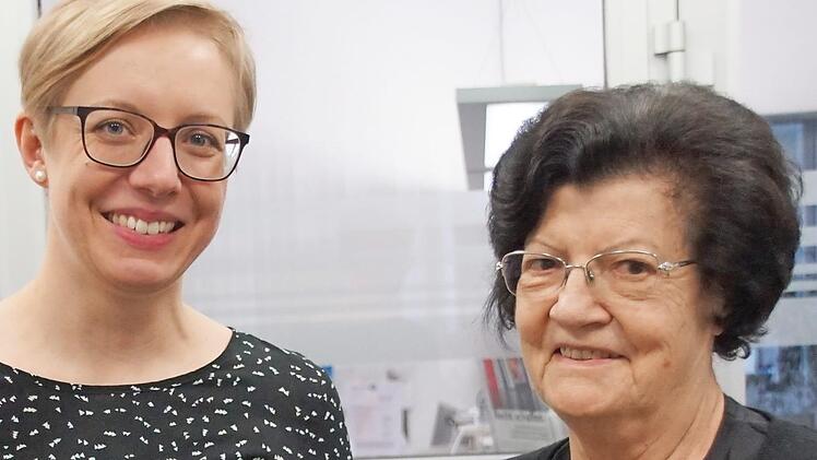 Diplom-Pflegewirtin Kathrin Glaubrecht (links) stellte die Leistungen und Angebote des Pflegestützpunkts Haßberge vor; rechts stellvertretende VdK-Kreisvorsitzende Elfriede Kerker Foto: Sabine Weinbeer