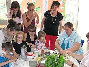 Nicht nur die beiden Lebenshilfe-Kinderpflegerinnen (von rechts) Monika Hartling und Carolin Hertinger freuen sich auf zahlreiche Besucher beim Tag der offenen Tür im Förderzentrum mit Förderschwerpunkt geistige Entwicklung der Lebenshilfe Haßberge am Samstag, 28. April. Foto: Ralf Naumann