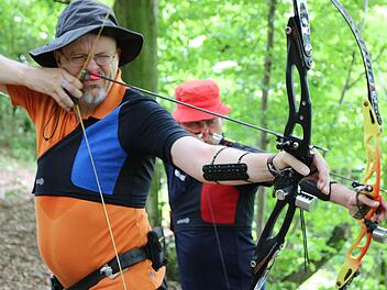 Volle Konzentration: Das Bild zeigt den späteren Sieger bei den Blankbogen Herren, Michael Meyer von den Bogenschützen Wirsberg (hinten), sowie den Zweitplatzierten Klaus Chudasch vom SV Gundelfingen. Fotos: Jürgen Gärtner