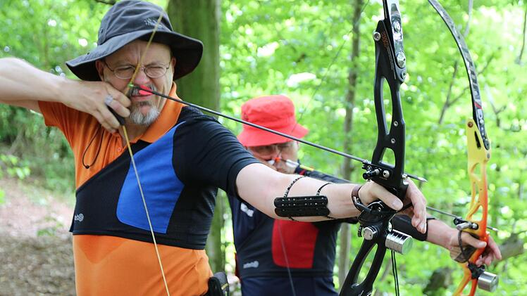 Volle Konzentration: Das Bild zeigt den späteren Sieger bei den Blankbogen Herren, Michael Meyer von den Bogenschützen Wirsberg (hinten), sowie den Zweitplatzierten Klaus Chudasch vom SV Gundelfingen. Fotos: Jürgen Gärtner