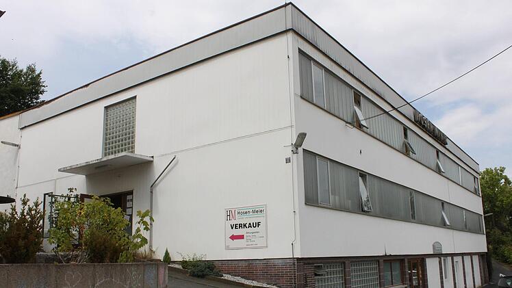 Das Firmengebäude von Hosen-Meier in Mistelfeld ist seit Jahrzehnten eine Adresse für Mode, zuletzt nur noch als Handelsunternehmen. Nun hat der Abverkauf wegen Geschäftsaufgabe begonnen.
