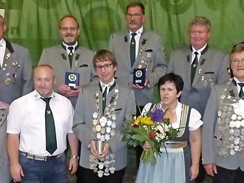 Rainer Gilke grüßt als neuer König der Schützengesellschaft Marktleugast, Felix Kutnar ist wiederum Jugendkönig. Unser Bild zeigt (vorne, von links) Gisela Schneider, Mike Kramarczyk, Felix Kutnar, Sonja Kutnar und Rainer Gilke sowie (hinten, von links) Arnold Stäsche, Vizekönig Oliver Kutnar, Schützenmeister Egon Barth, Vorsitzenden Manfred Huhs und Gemeinderat Reiner Meisel.  Foto: Klaus-Peter Wulf