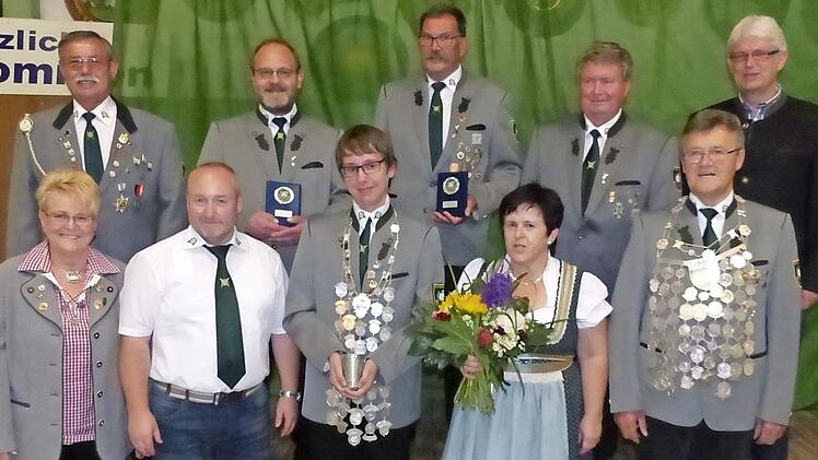 Rainer Gilke grüßt als neuer König der Schützengesellschaft Marktleugast, Felix Kutnar ist wiederum Jugendkönig. Unser Bild zeigt (vorne, von links) Gisela Schneider, Mike Kramarczyk, Felix Kutnar, Sonja Kutnar und Rainer Gilke sowie (hinten, von links) Arnold Stäsche, Vizekönig Oliver Kutnar, Schützenmeister Egon Barth, Vorsitzenden Manfred Huhs und Gemeinderat Reiner Meisel.  Foto: Klaus-Peter Wulf