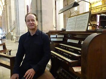 Burkard Ascherl beim Konzert in der Kathedrale von Lucca in Italien, eines seiner Orgelfestivals in den vergangenen Wochen. Foto: Brigitte Ascherl