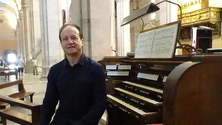 Burkard Ascherl beim Konzert in der Kathedrale von Lucca in Italien, eines seiner Orgelfestivals in den vergangenen Wochen. Foto: Brigitte Ascherl