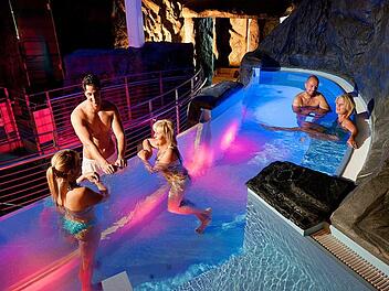 In der Therme in Bad Steben kann man Entspannen mit allen Sinnen: Klänge und Lichtinstallationen sorgen für ein Erlebnis der Extraklasse. Foto: Bayerische Staatsbad Bad Steben GmbH