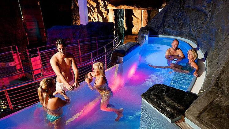 In der Therme in Bad Steben kann man Entspannen mit allen Sinnen: Klänge und Lichtinstallationen sorgen für ein Erlebnis der Extraklasse. Foto: Bayerische Staatsbad Bad Steben GmbH