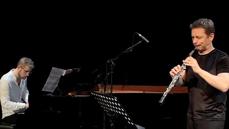 Solo-Oboist Bernhard Forster und Kapellmeister Paul Willot-Förster am Flügel interpretieren Musik von Benjamin Britten in der Coburger Reithalle.Screenshot/Video Martin Trepl