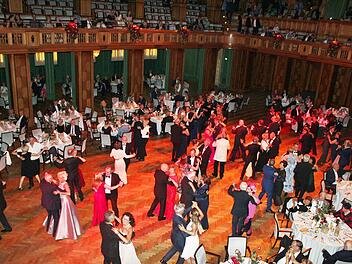In den kunstvoll dekorierten  Sälen des Regentenbaus feierten und tanzen die Besucher beim Rosenball. Fotos: Werner Vogel