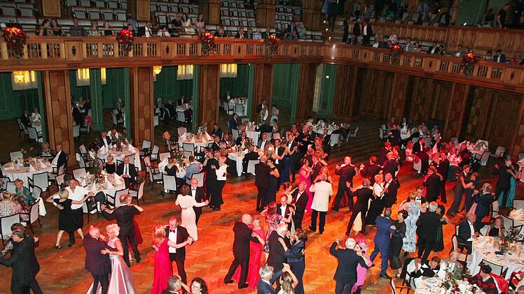 In den kunstvoll dekorierten  Sälen des Regentenbaus feierten und tanzen die Besucher beim Rosenball. Fotos: Werner Vogel