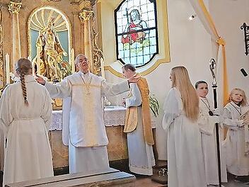 Alterzbischof Ludwig Schick und Pfarrer Christian Kaiser zelebrierten das feierliche Hochamt bei der 100-Jahr-Feier der Kirche St. Georg in Oberngrub.