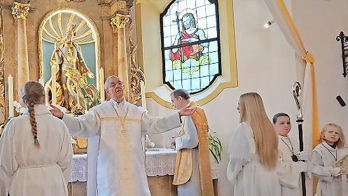 Alterzbischof Ludwig Schick und Pfarrer Christian Kaiser zelebrierten das feierliche Hochamt bei der 100-Jahr-Feier der Kirche St. Georg in Oberngrub.