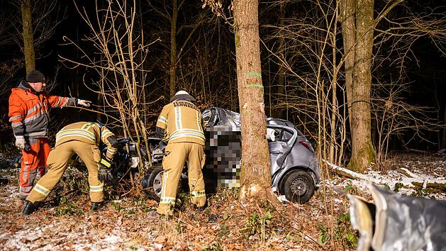 Opel kracht heftig gegen Baum: 23-j&auml;hrige Fahrerin verstirbt vor Ort - Beifahrer schwer verletzt