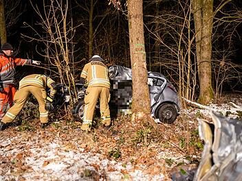 Opel kracht heftig gegen Baum: 23-j&auml;hrige Fahrerin verstirbt vor Ort - Beifahrer schwer verletzt