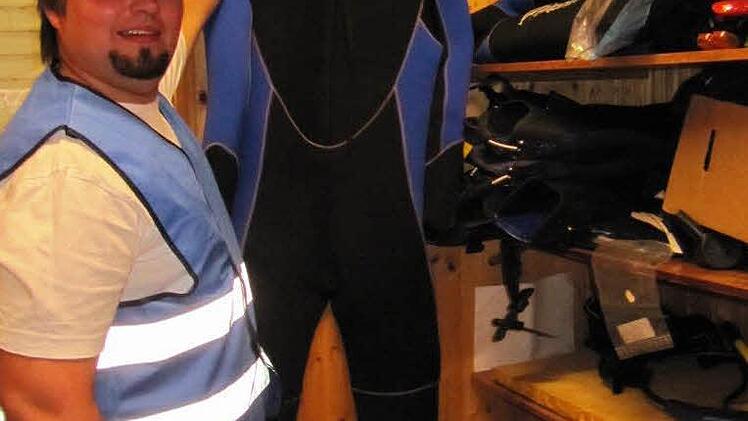 Wachleiter Florian Gehringer im Rettungsmittelraum: hier werden auch Tauchanzüge und Pressluftflaschen aufbewahrt