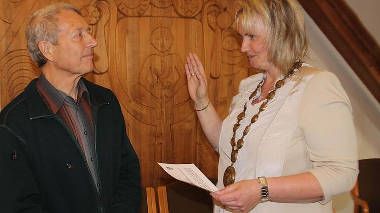 Christoph Wurmthaler hat die angenehme Pflicht, Kathrin Heimann den Amtseid als Effeltricher Bürgermeister abzunehmen.Foto: fra-press