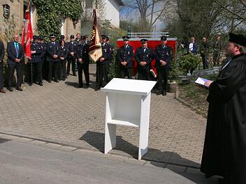 Pfarrer Tobias Knötig (Heilgersdorf, rechts) segnete am Sonntag den neuen Tragkraftspritzenanhänger der Feuerwehr Bischwind, in Anwesenheit von Seßlachs Bürgermeister Martin Mittag und seinem Stellvertreter Wolfgang Pfister (von links). Foto: Bettina Knauth