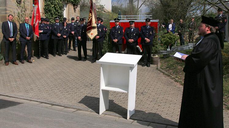 Pfarrer Tobias Knötig (Heilgersdorf, rechts) segnete am Sonntag den neuen Tragkraftspritzenanhänger der Feuerwehr Bischwind, in Anwesenheit von Seßlachs Bürgermeister Martin Mittag und seinem Stellvertreter Wolfgang Pfister (von links). Foto: Bettina Knauth