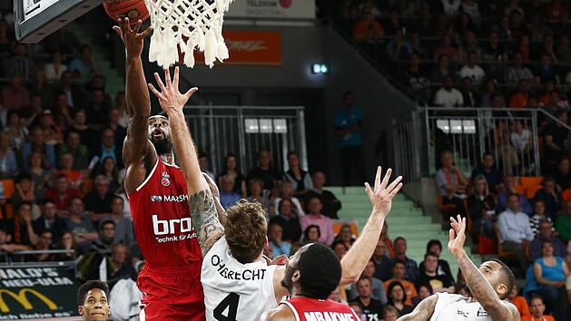 Der Bamberger Aufbauspieler Brad Wanamaker (mit Ball) zog in der dramatischen Schlussphase zweimal erfolgreich zum Korb. Fotos: Daniel L&ouml;b