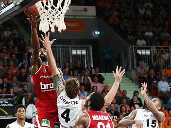 Der Bamberger Aufbauspieler Brad Wanamaker (mit Ball) zog in der dramatischen Schlussphase zweimal erfolgreich zum Korb. Fotos: Daniel Löb