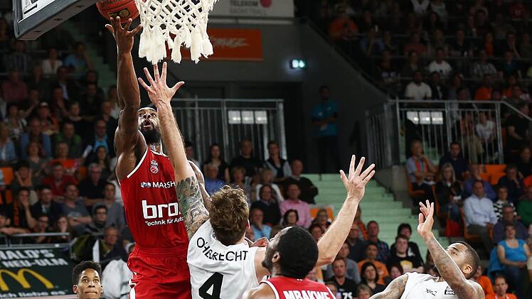 Der Bamberger Aufbauspieler Brad Wanamaker (mit Ball) zog in der dramatischen Schlussphase zweimal erfolgreich zum Korb. Fotos: Daniel Löb