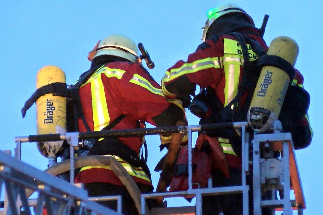 Blitz schlaegt in Dachstuhl in Adlitz ein