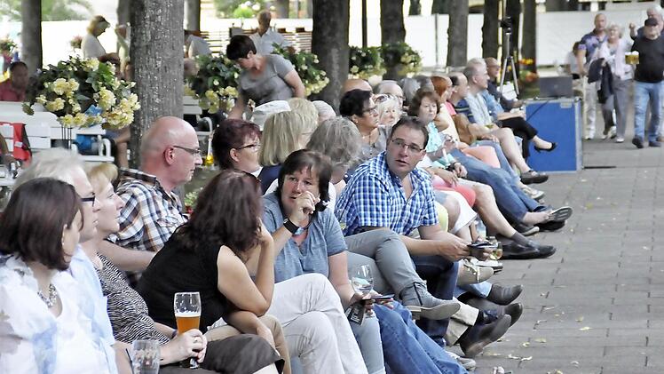 Entspannt und gelassen genossen die Zuhörer Rockmusik im Kurgarten. Foto: Peter Klopf