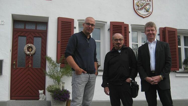 Christian Bock, Helmut Fischer und Manfred Welker (v. l.) besuchten das Elternhaus der Dassler-Brüder am Hirtengraben. Foto: privat