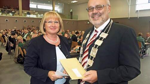 Den zweiten Part der Förderung von 250 000 Euro übergibt Adelheid Hüttlinger von der Regierung von Unterfranken an Bürgermeister Franz Kuhn.
